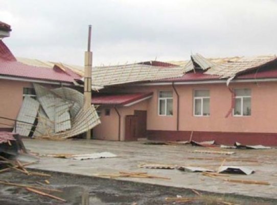Şcoli reparate de mântuială, distruse de furtună. Elevii nu mai au unde să înveţe